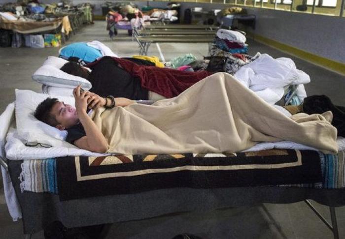 Así se quema una casa rodeada por un incendio forestal (VÍDEO)