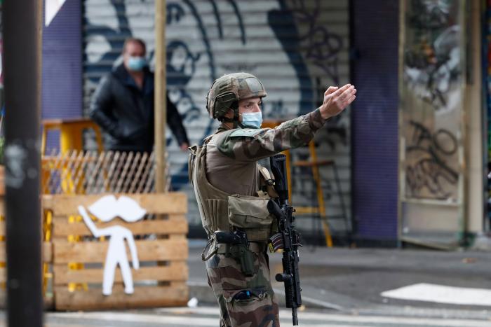 Dos personas heridas por arma blanca junto a la antigua sede de 'Charlie Hebdo'