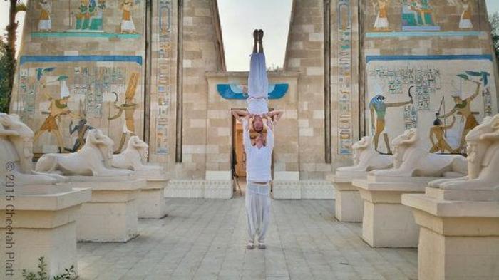 Se han casado 38 veces en 83 días y en seis continentes distintos: la increíble historia de la pareja acróbata