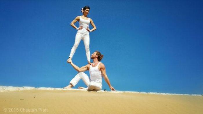 Se han casado 38 veces en 83 días y en seis continentes distintos: la increíble historia de la pareja acróbata