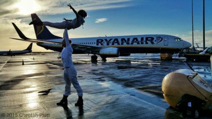 Se han casado 38 veces en 83 días y en seis continentes distintos: la increíble historia de la pareja acróbata