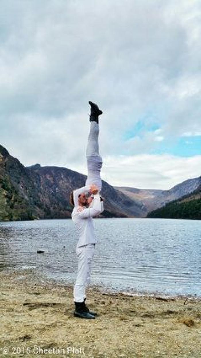 Se han casado 38 veces en 83 días y en seis continentes distintos: la increíble historia de la pareja acróbata