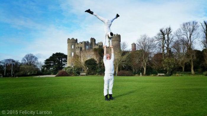 Se han casado 38 veces en 83 días y en seis continentes distintos: la increíble historia de la pareja acróbata