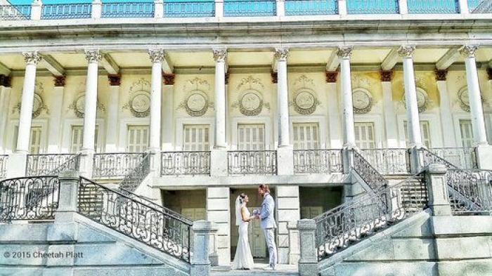 Se han casado 38 veces en 83 días y en seis continentes distintos: la increíble historia de la pareja acróbata