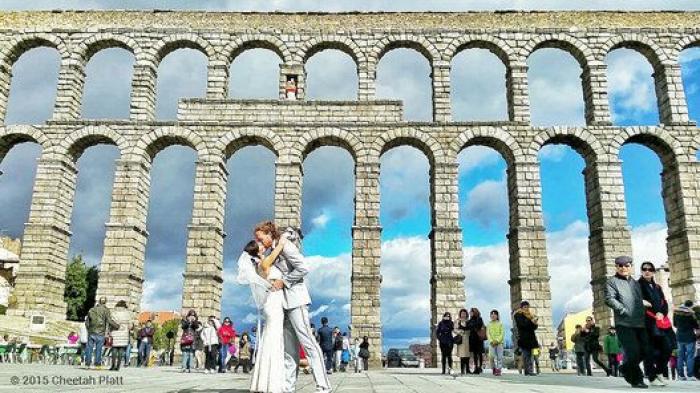 Se han casado 38 veces en 83 días y en seis continentes distintos: la increíble historia de la pareja acróbata