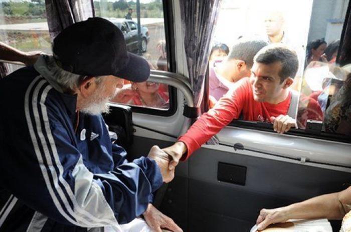 Fidel Castro reaparece en público 14 meses después