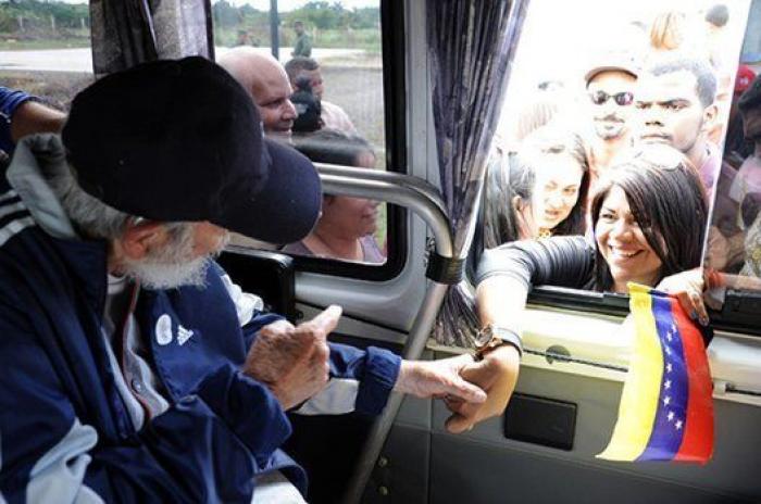 Fidel Castro reaparece en público 14 meses después
