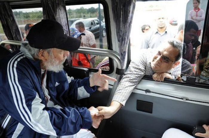 Fidel Castro reaparece en público 14 meses después