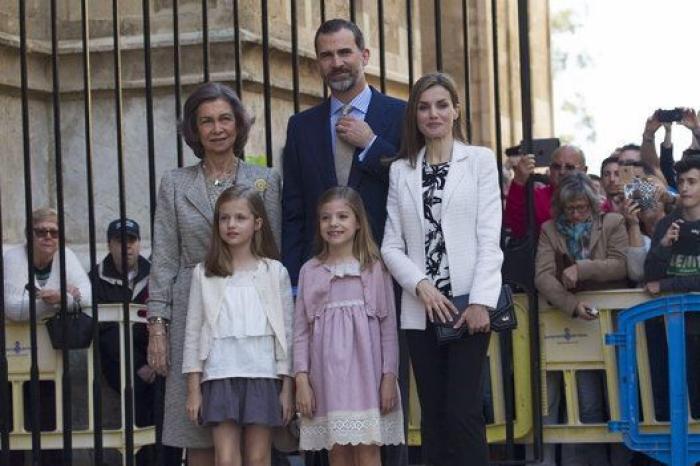 Los reyes, sus hijas y la reina Sofía asisten a la misa de Pascua en Palma