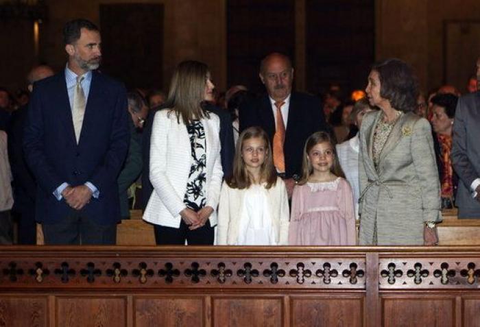 Los reyes, sus hijas y la reina Sofía asisten a la misa de Pascua en Palma