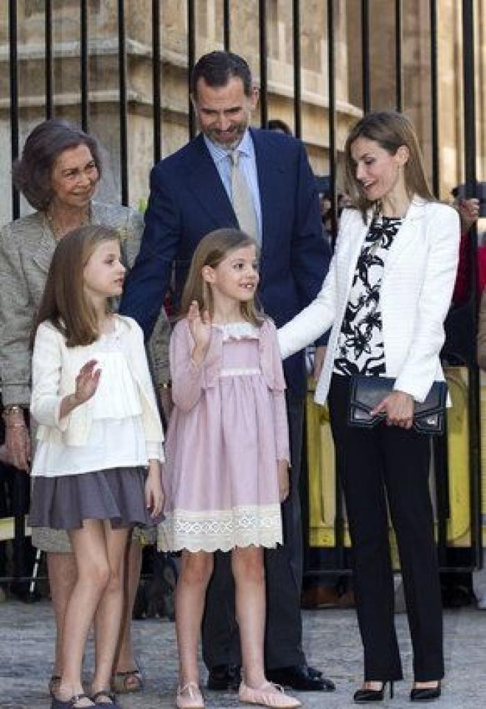 Los reyes, sus hijas y la reina Sofía asisten a la misa de Pascua en Palma