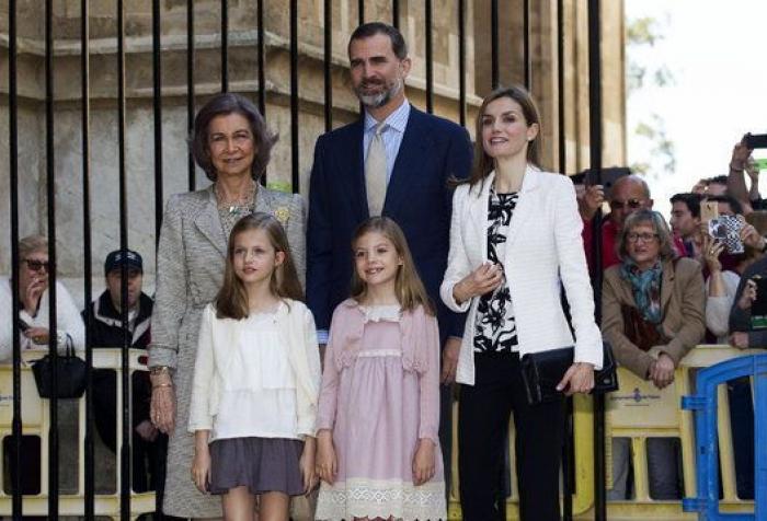 Los reyes, sus hijas y la reina Sofía asisten a la misa de Pascua en Palma