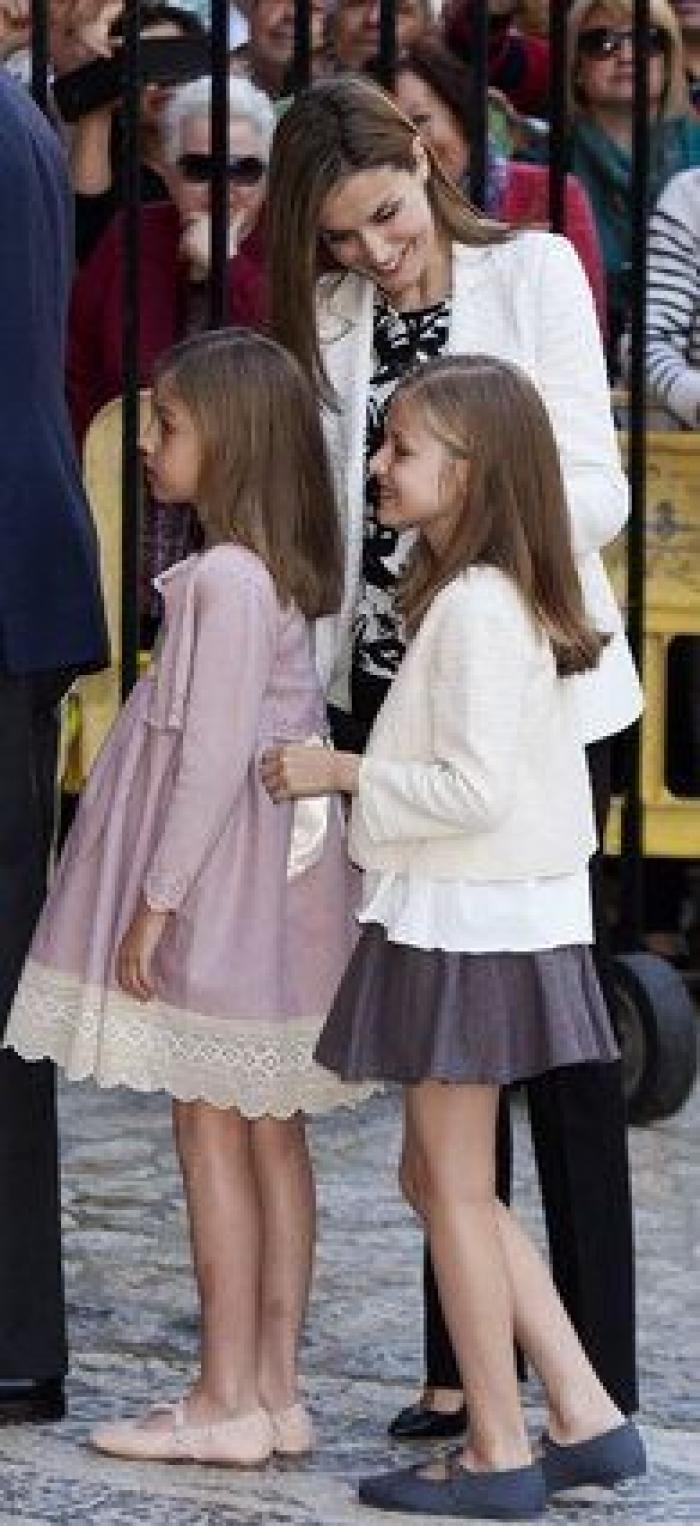 Los reyes, sus hijas y la reina Sofía asisten a la misa de Pascua en Palma