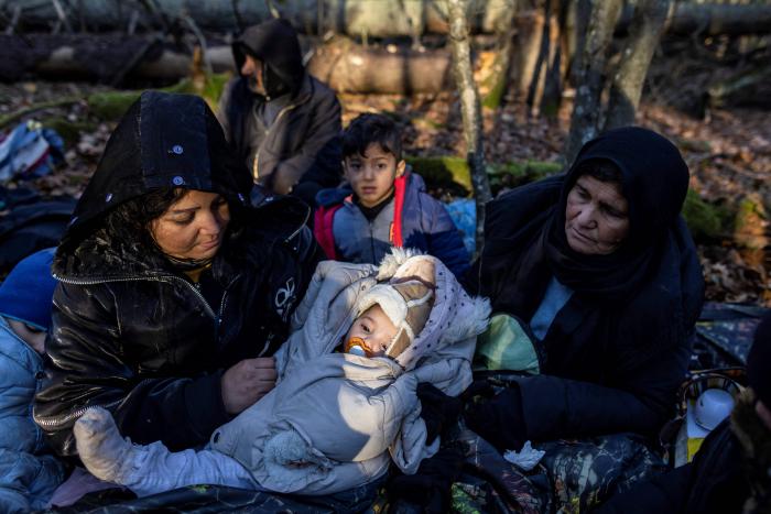 De dónde son y cómo llegan a Bielorrusia los migrantes que tratan de cruzar a Europa