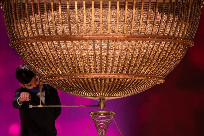 Una cadena de décimos misteriosos, protagonista del anuncio de la Lotería de Navidad 2021