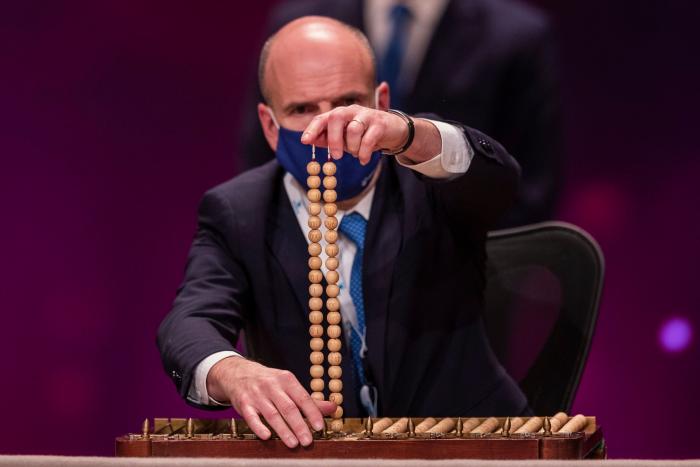 Una cadena de décimos misteriosos, protagonista del anuncio de la Lotería de Navidad 2021