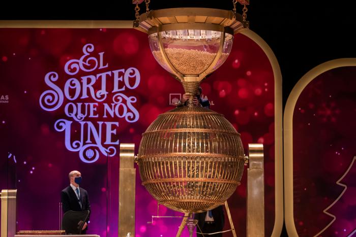 Una cadena de décimos misteriosos, protagonista del anuncio de la Lotería de Navidad 2021