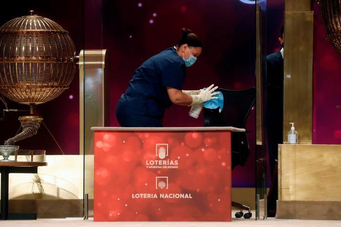 Una cadena de décimos misteriosos, protagonista del anuncio de la Lotería de Navidad 2021