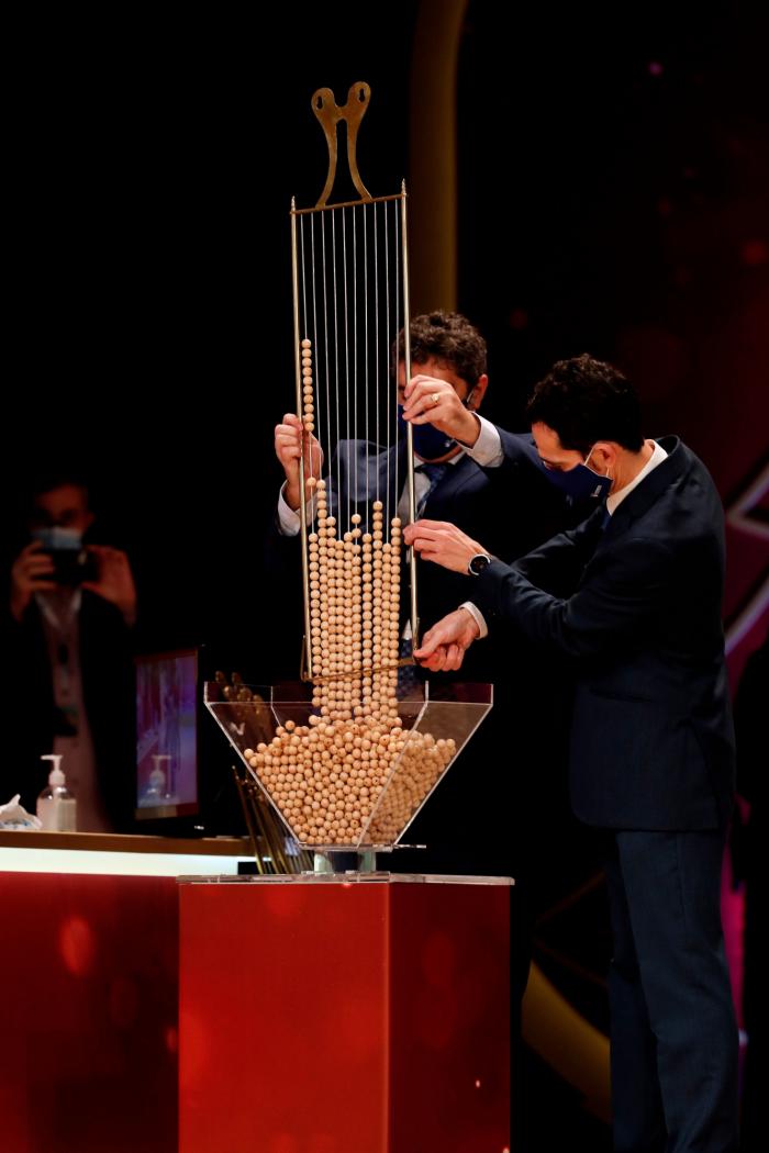 Una cadena de décimos misteriosos, protagonista del anuncio de la Lotería de Navidad 2021