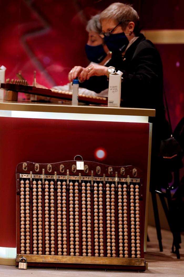 Una cadena de décimos misteriosos, protagonista del anuncio de la Lotería de Navidad 2021