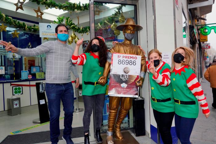 Una cadena de décimos misteriosos, protagonista del anuncio de la Lotería de Navidad 2021