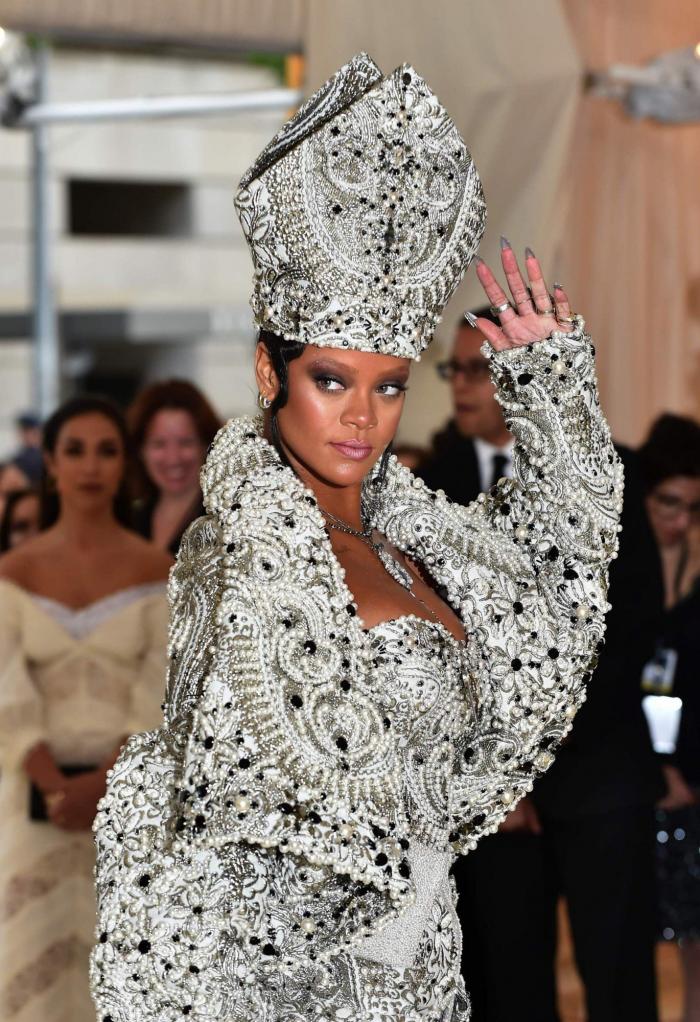 De Extremoduro a Ayuso, como una virgen: 9 guiños a la religión que Vox hoy habría censurado