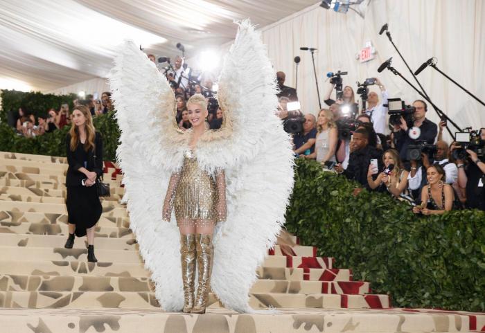 De Extremoduro a Ayuso, como una virgen: 9 guiños a la religión que Vox hoy habría censurado