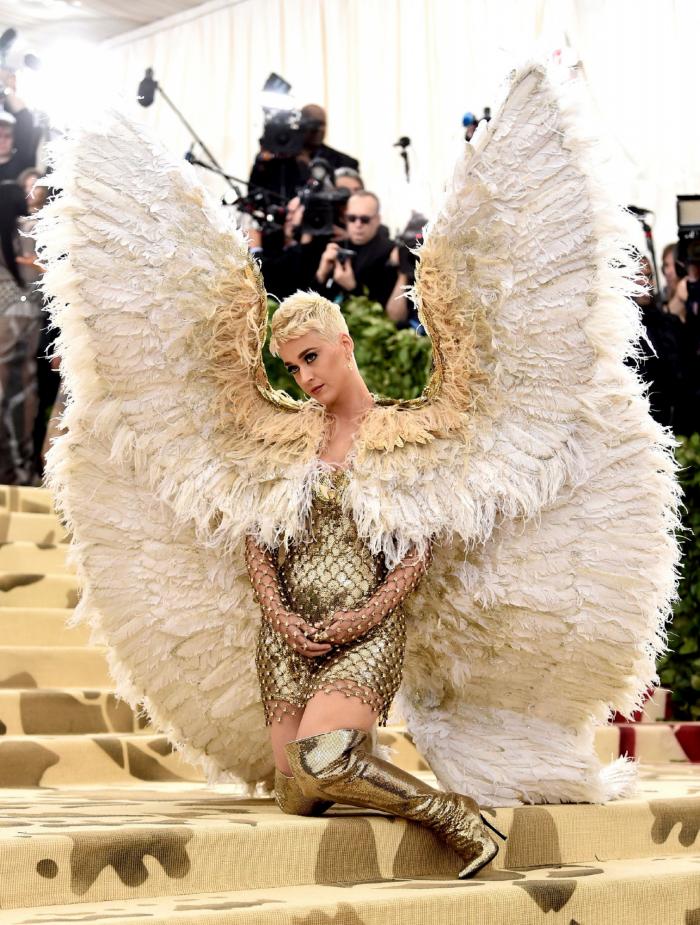 De Extremoduro a Ayuso, como una virgen: 9 guiños a la religión que Vox hoy habría censurado