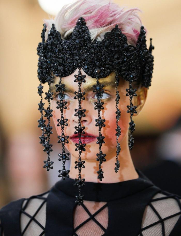 De Extremoduro a Ayuso, como una virgen: 9 guiños a la religión que Vox hoy habría censurado