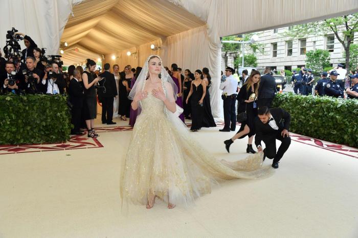 De Extremoduro a Ayuso, como una virgen: 9 guiños a la religión que Vox hoy habría censurado