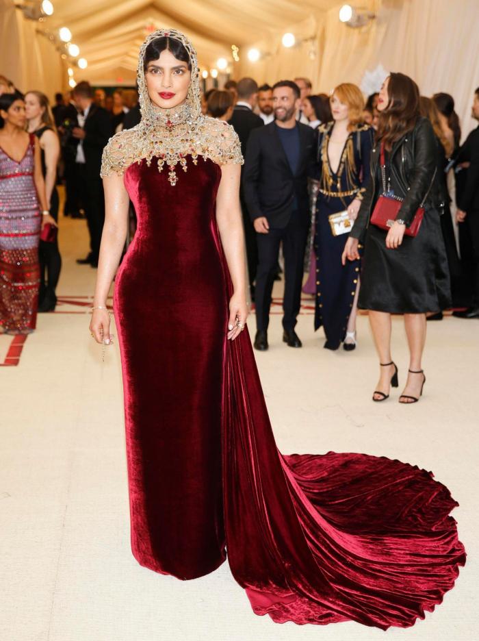 De Extremoduro a Ayuso, como una virgen: 9 guiños a la religión que Vox hoy habría censurado