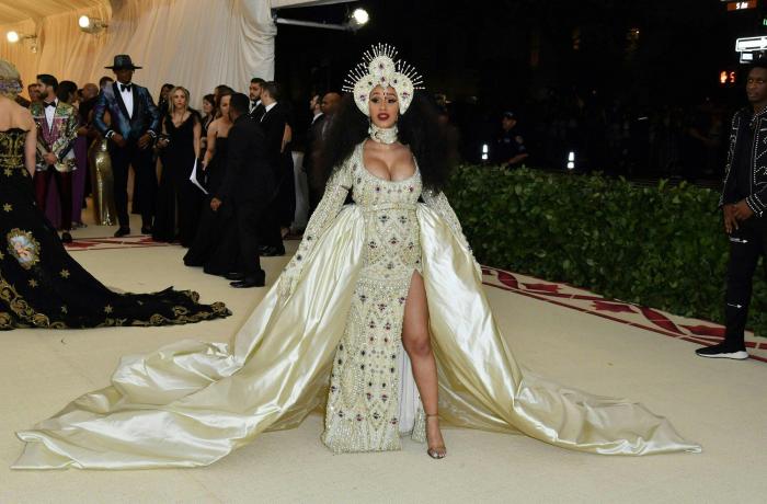 De Extremoduro a Ayuso, como una virgen: 9 guiños a la religión que Vox hoy habría censurado