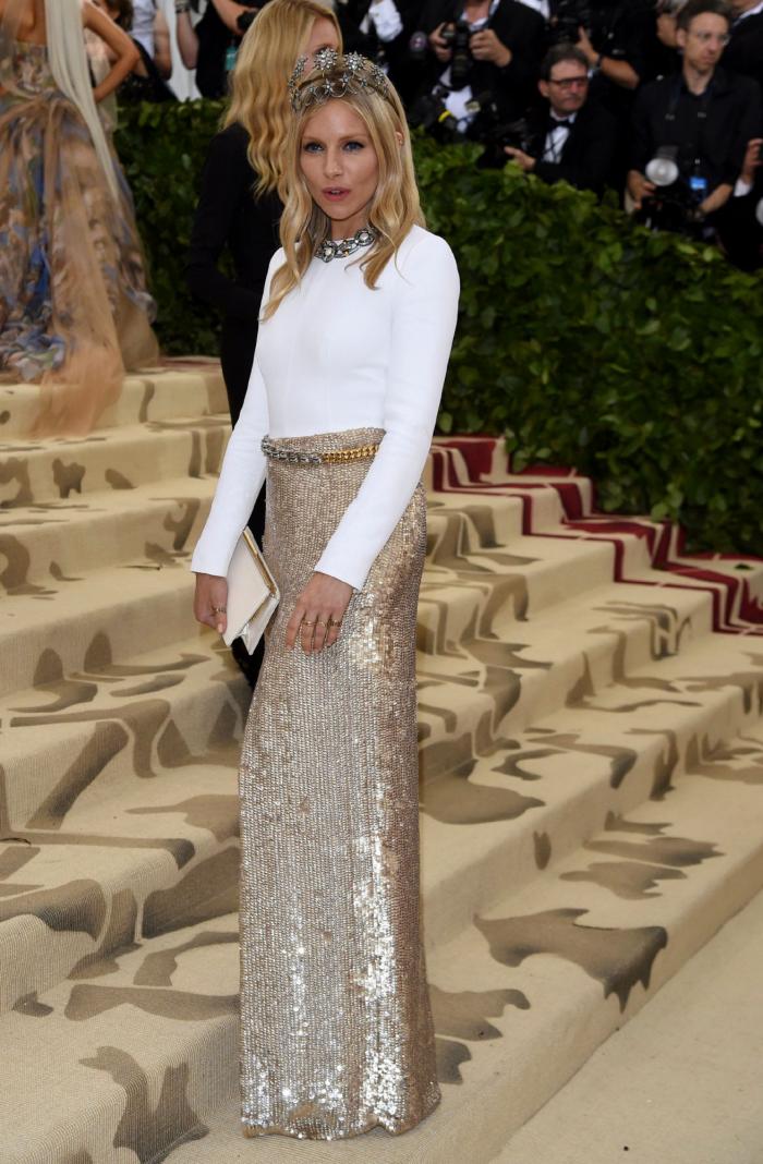 De Extremoduro a Ayuso, como una virgen: 9 guiños a la religión que Vox hoy habría censurado