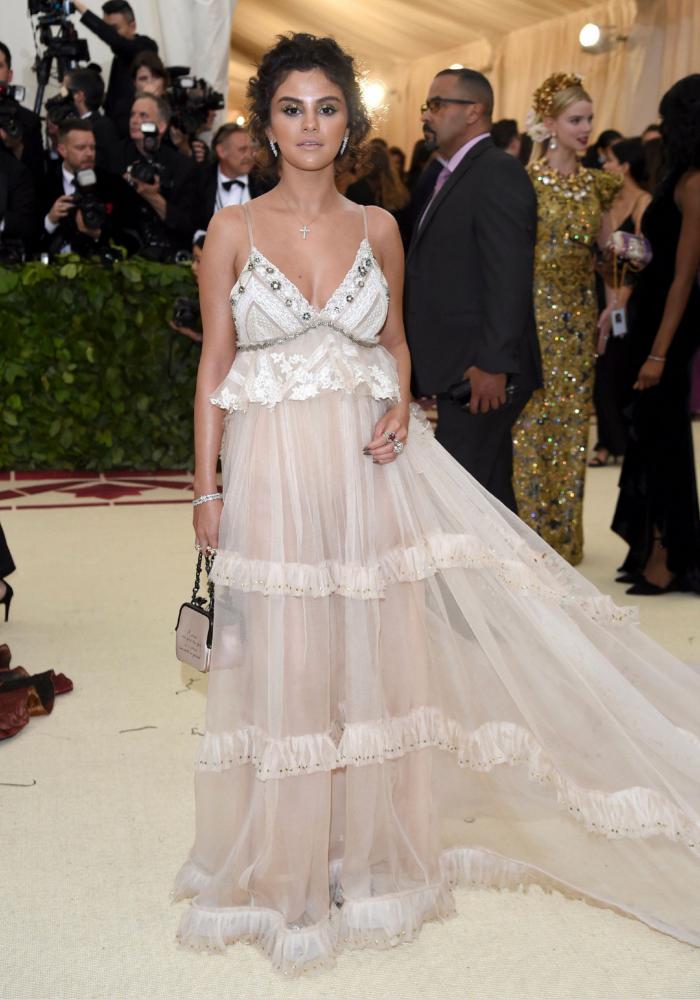 De Extremoduro a Ayuso, como una virgen: 9 guiños a la religión que Vox hoy habría censurado