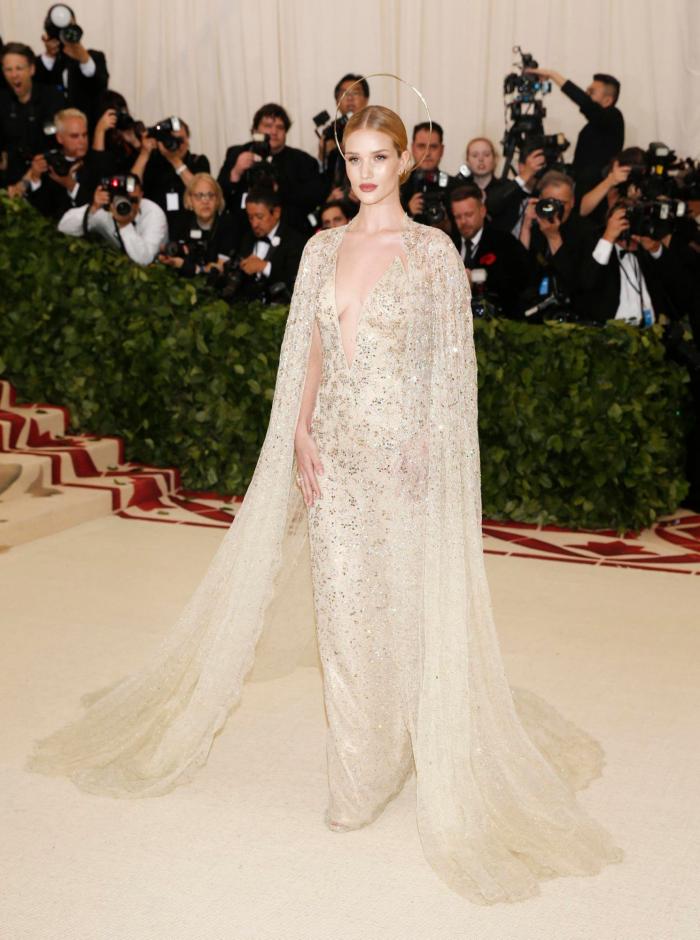 De Extremoduro a Ayuso, como una virgen: 9 guiños a la religión que Vox hoy habría censurado