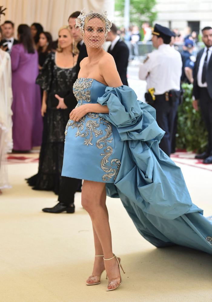 De Extremoduro a Ayuso, como una virgen: 9 guiños a la religión que Vox hoy habría censurado