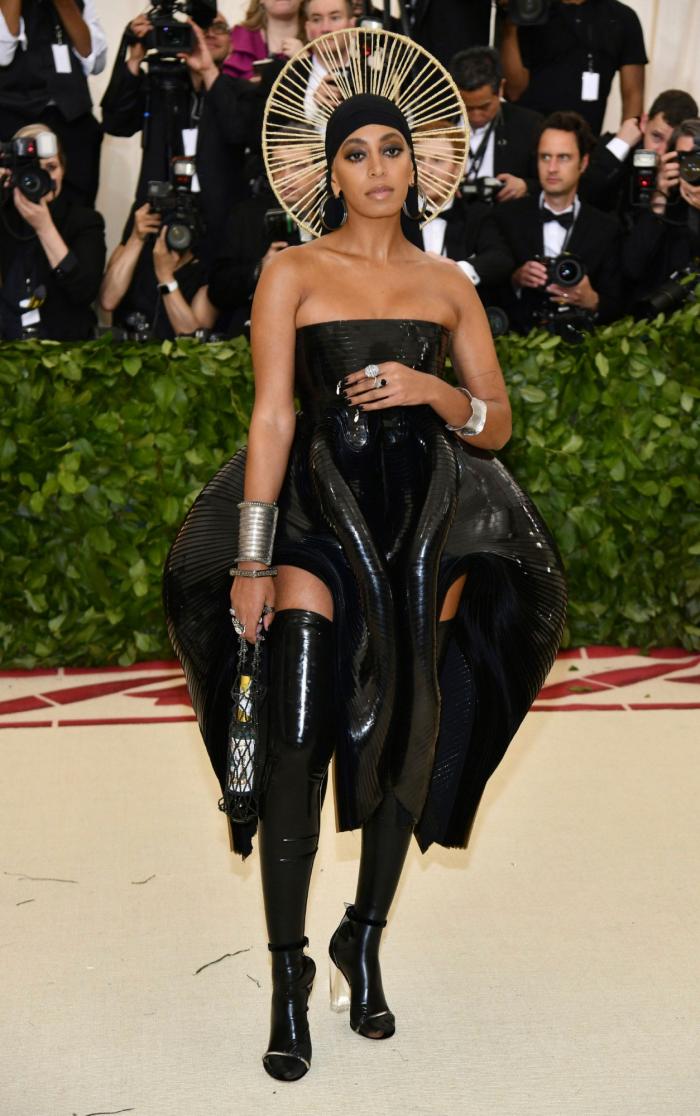 De Extremoduro a Ayuso, como una virgen: 9 guiños a la religión que Vox hoy habría censurado