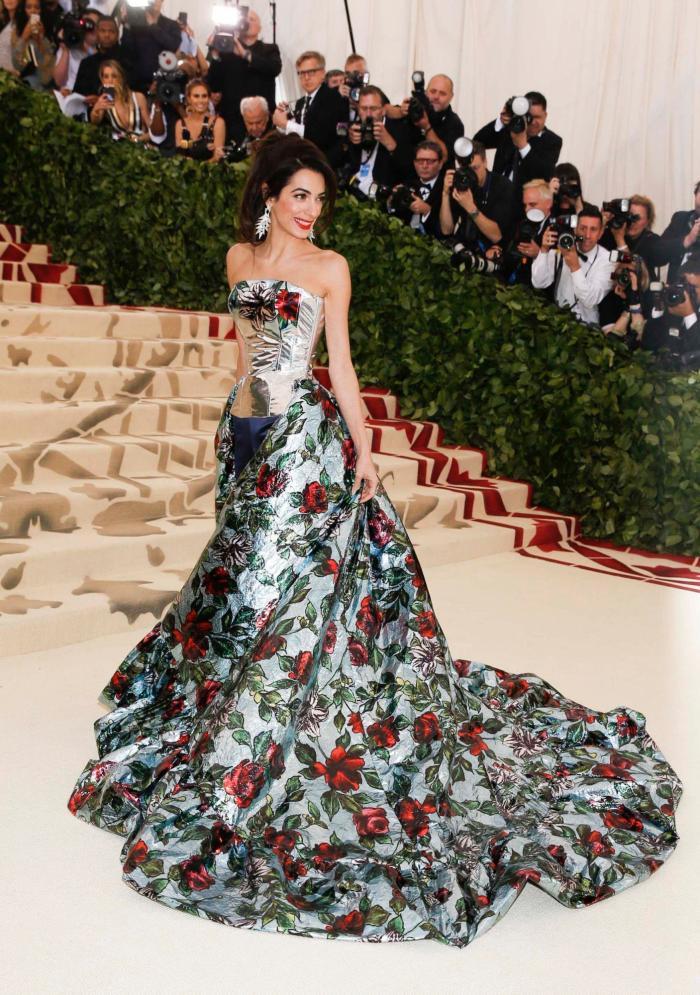 De Extremoduro a Ayuso, como una virgen: 9 guiños a la religión que Vox hoy habría censurado