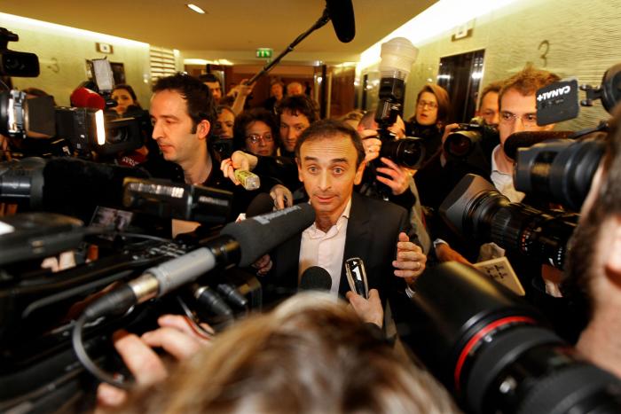 Zemmour pregunta a un niño por qué fueron sus padres a Francia y él le deja en ridículo mundial