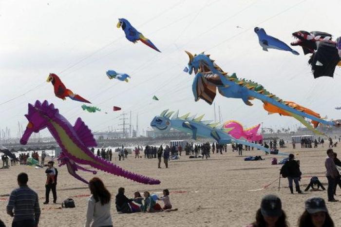 La playa de la Malvarrosa se colorea con decena de cometas