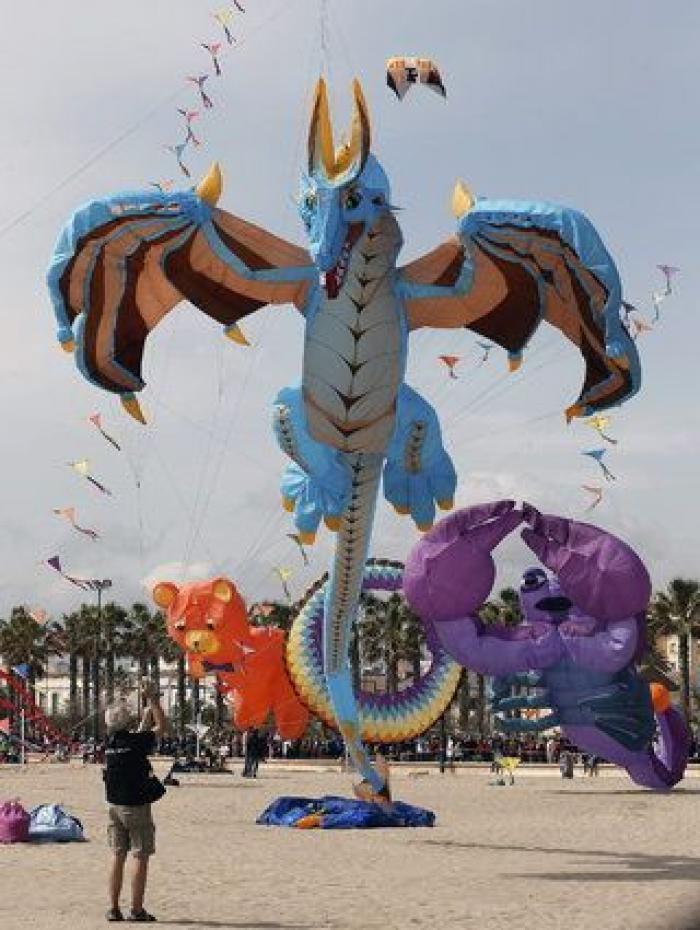 La playa de la Malvarrosa se colorea con decena de cometas