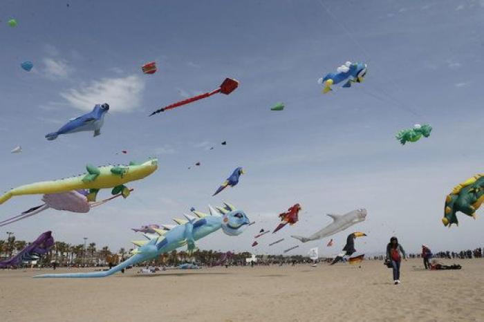 La playa de la Malvarrosa se colorea con decena de cometas