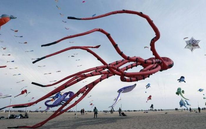 La playa de la Malvarrosa se colorea con decena de cometas