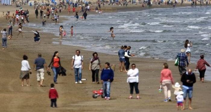 La playa de la Malvarrosa se colorea con decena de cometas