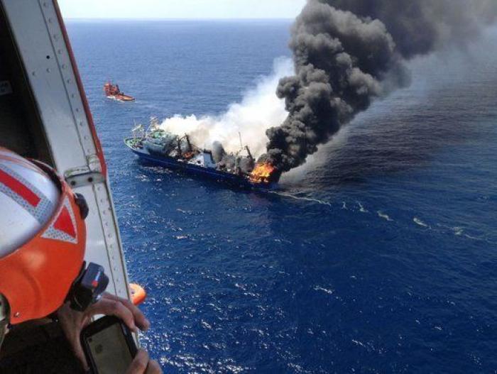 Arde un enorme buque al sur de Gran Canaria