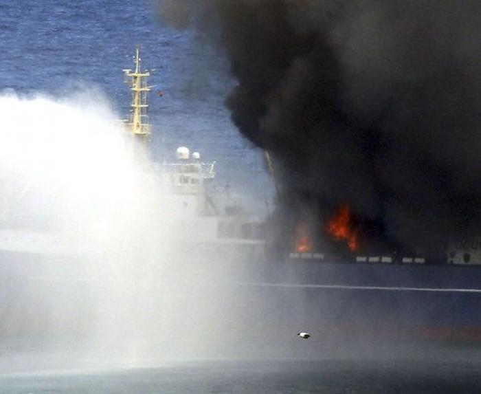 Arde un enorme buque al sur de Gran Canaria