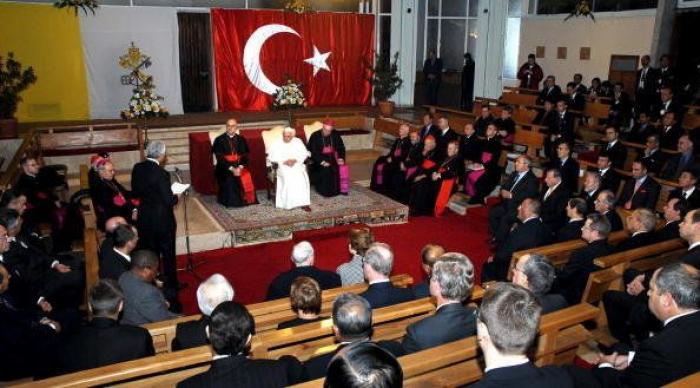 Benedicto XVI se retracta y admite haber estado en una reunión sobre un cura implicado en abusos