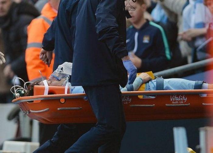 Silva, retirado en camilla y con oxígeno tras recibir un codazo en la cara (VÍDEO)