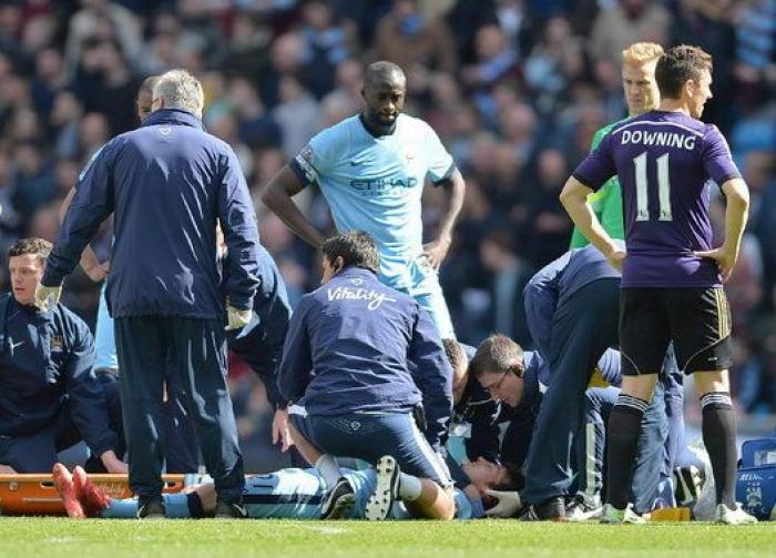 Silva, retirado en camilla y con oxígeno tras recibir un codazo en la cara (VÍDEO)