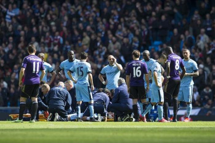 Silva, retirado en camilla y con oxígeno tras recibir un codazo en la cara (VÍDEO)